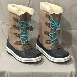 Cat & Jack Tan and Black Winter Boots with Blue Laces